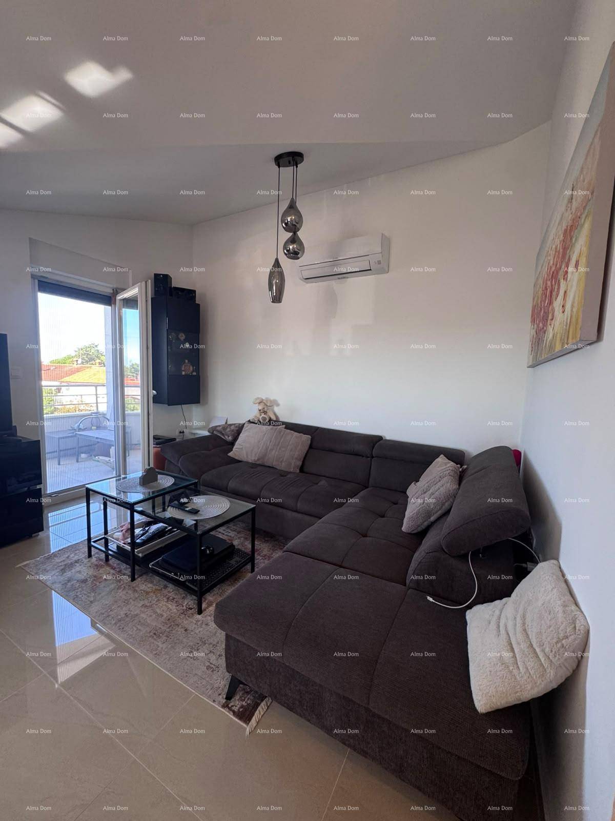 Helles Wohnzimmer mit großem Sofa, Couchtisch und direktem Zugang zum Balkon.