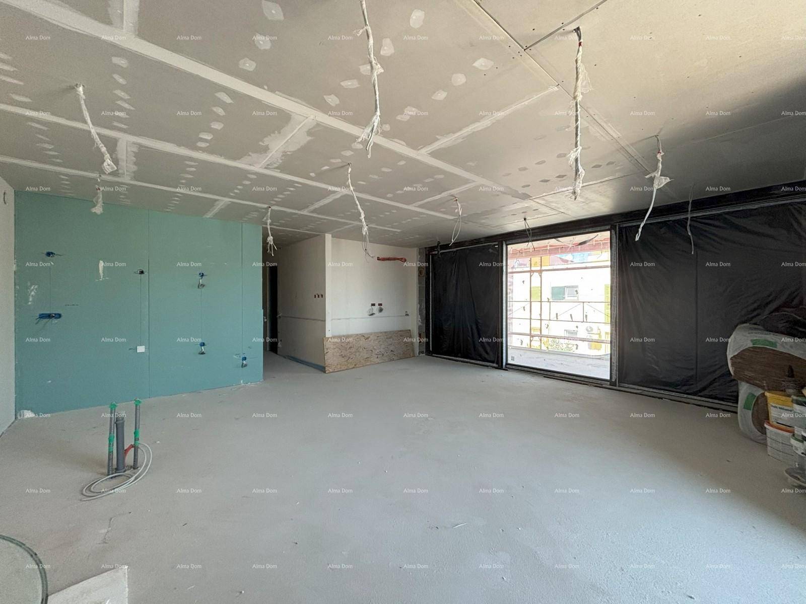 Rohbau eines Innenraums mit Trockenbauwänden und sichtbaren Installationen.