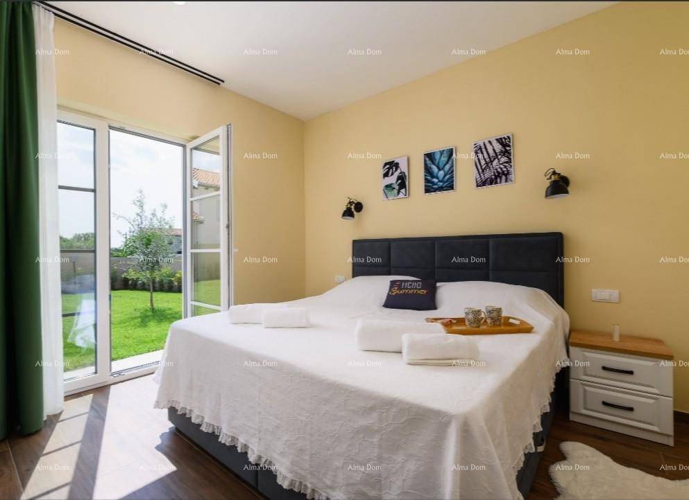 Helles Schlafzimmer mit Doppelbett und großen Glastüren mit direktem Zugang zum Garten.