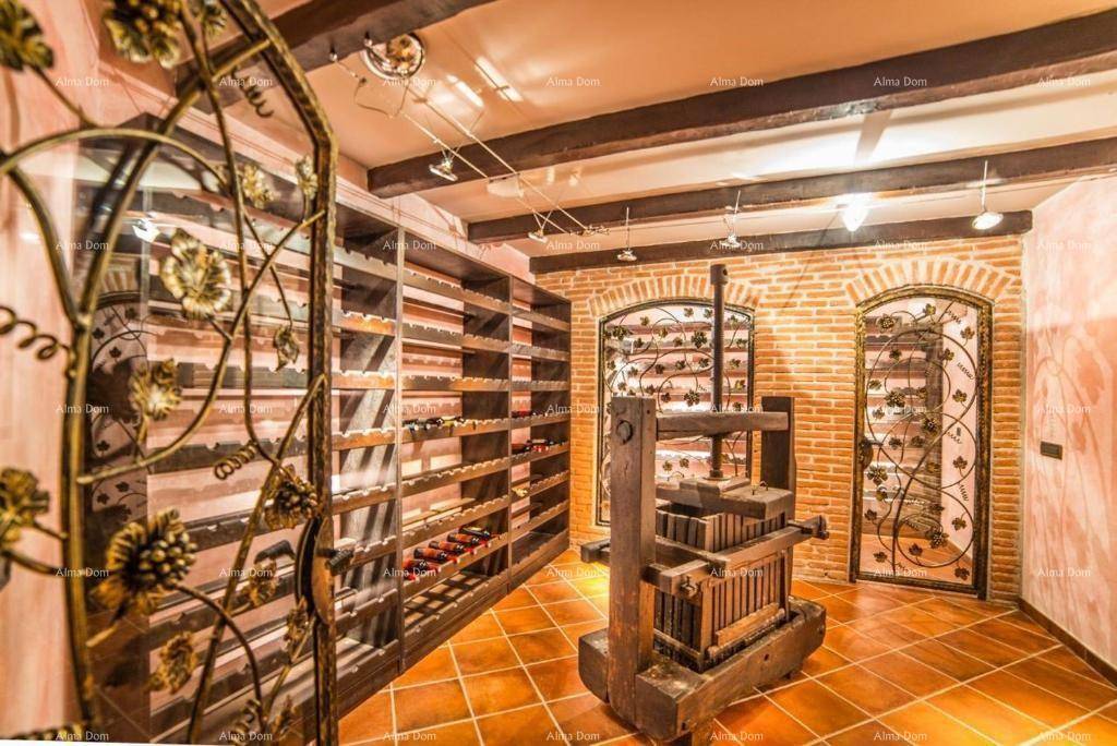 Rustikaler Weinkeller mit Ziegelwänden, Holzregalen und einer traditionellen Weinpresse.