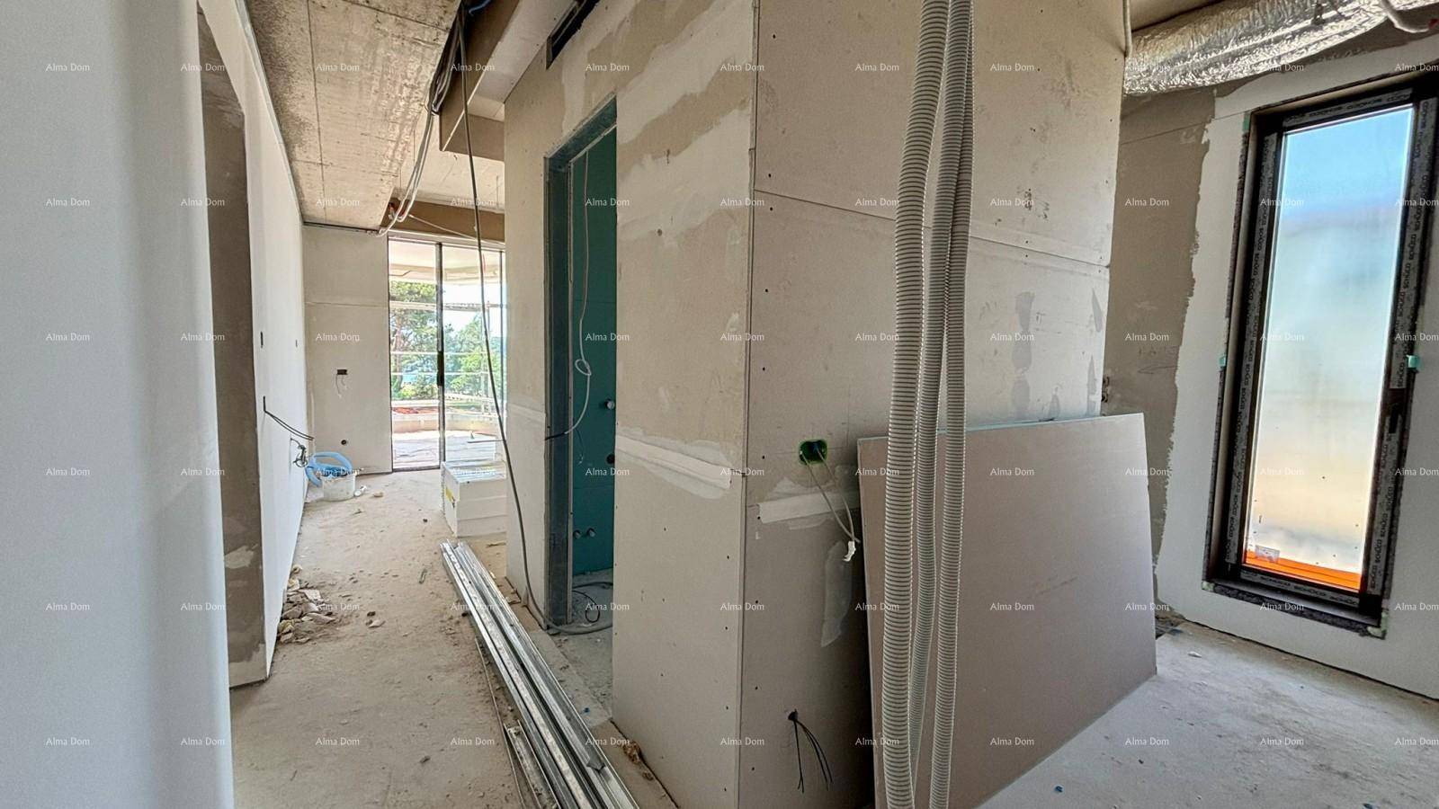 Raum im Rohbau mit vorbereiteten Wänden, sichtbaren Installationen und einem Fenster.