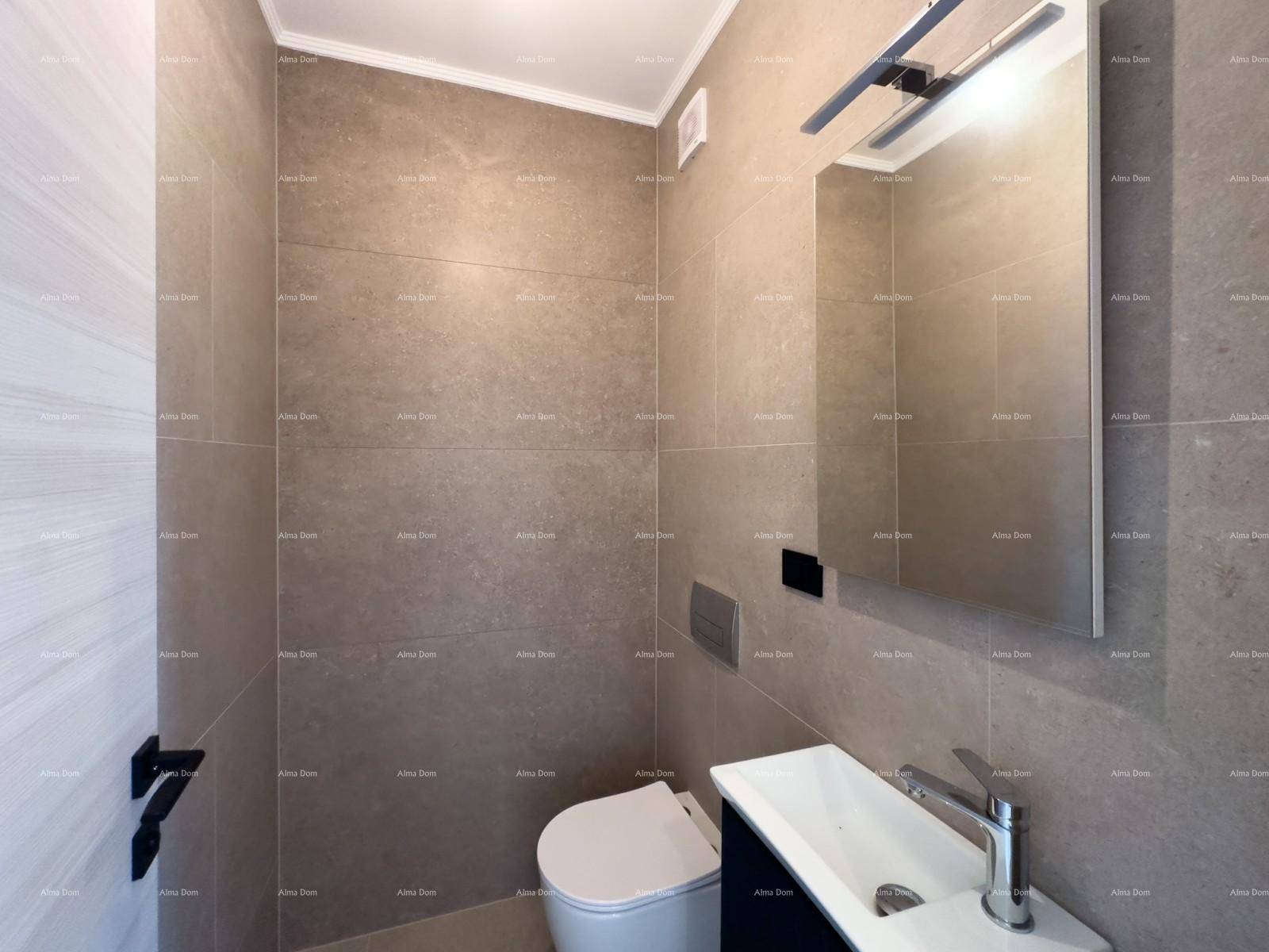 Modernes Gäste-WC mit grauen Fliesen, Wand-WC und minimalistischem Waschbecken.