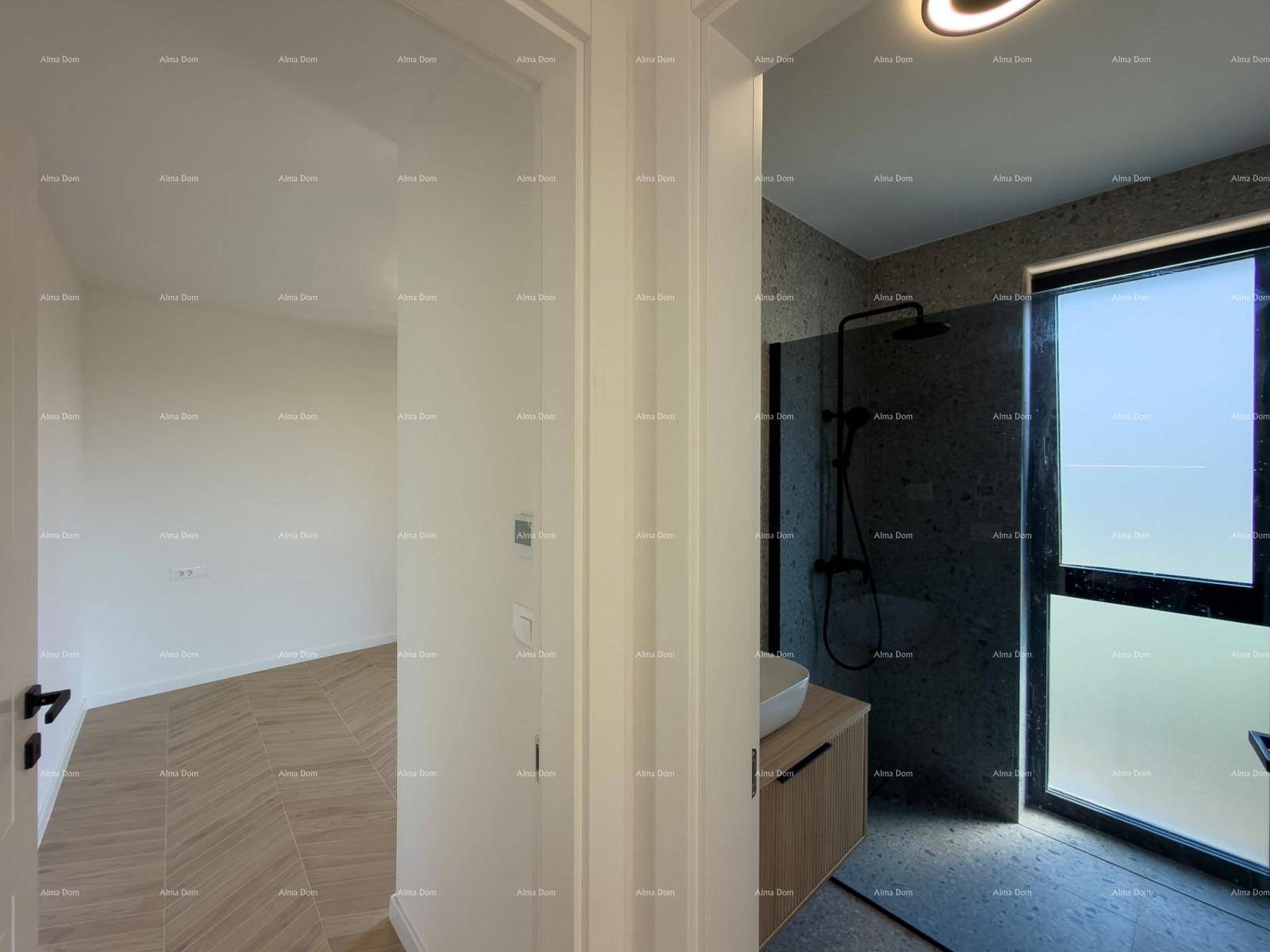 Blick vom Flur in ein modernes Badezimmer mit Dusche und ein Schlafzimmer mit Holzfußboden.