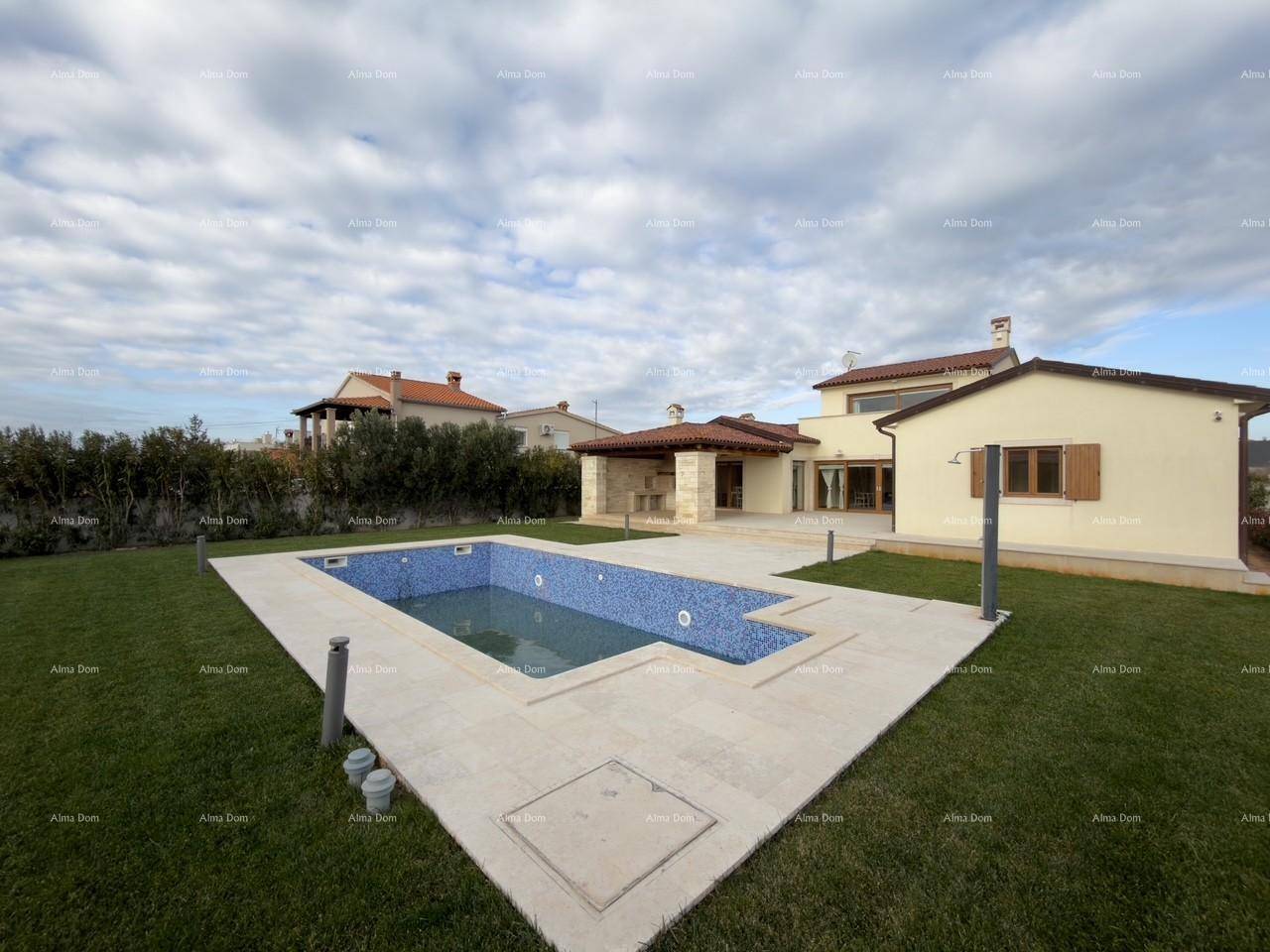 Außenansicht des Hauses mit Swimmingpool und gepflegter Rasenfläche, umgeben von mediterraner Vegetation.
