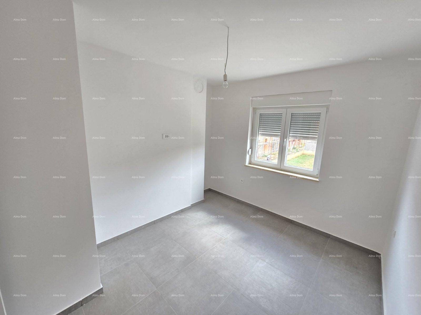 Leeres Schlafzimmer mit grauen Fliesenboden, weißen Wänden und einem Fenster für Tageslicht.