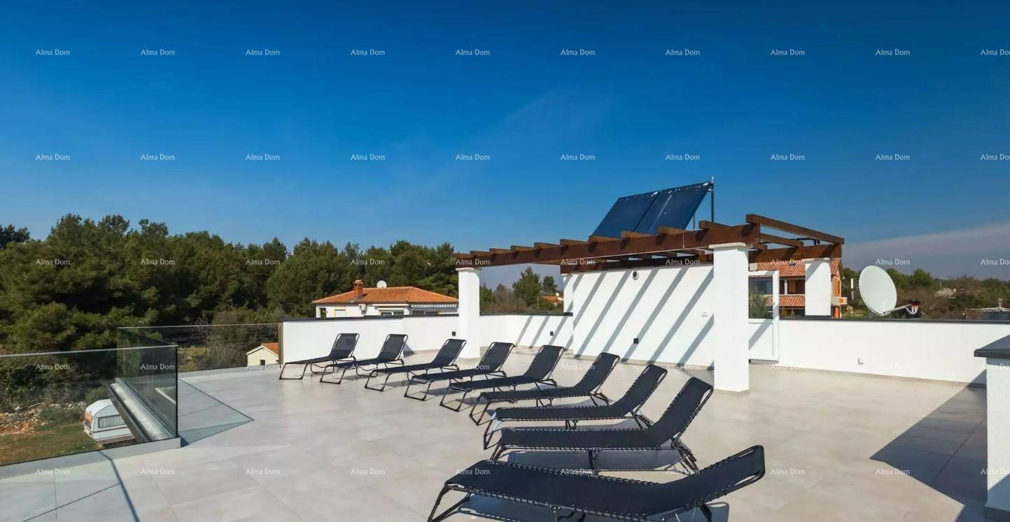 Geräumige Dachterrasse mit Liegestühlen und Solarpaneelen, ideal zum Entspannen unter der Sonne.