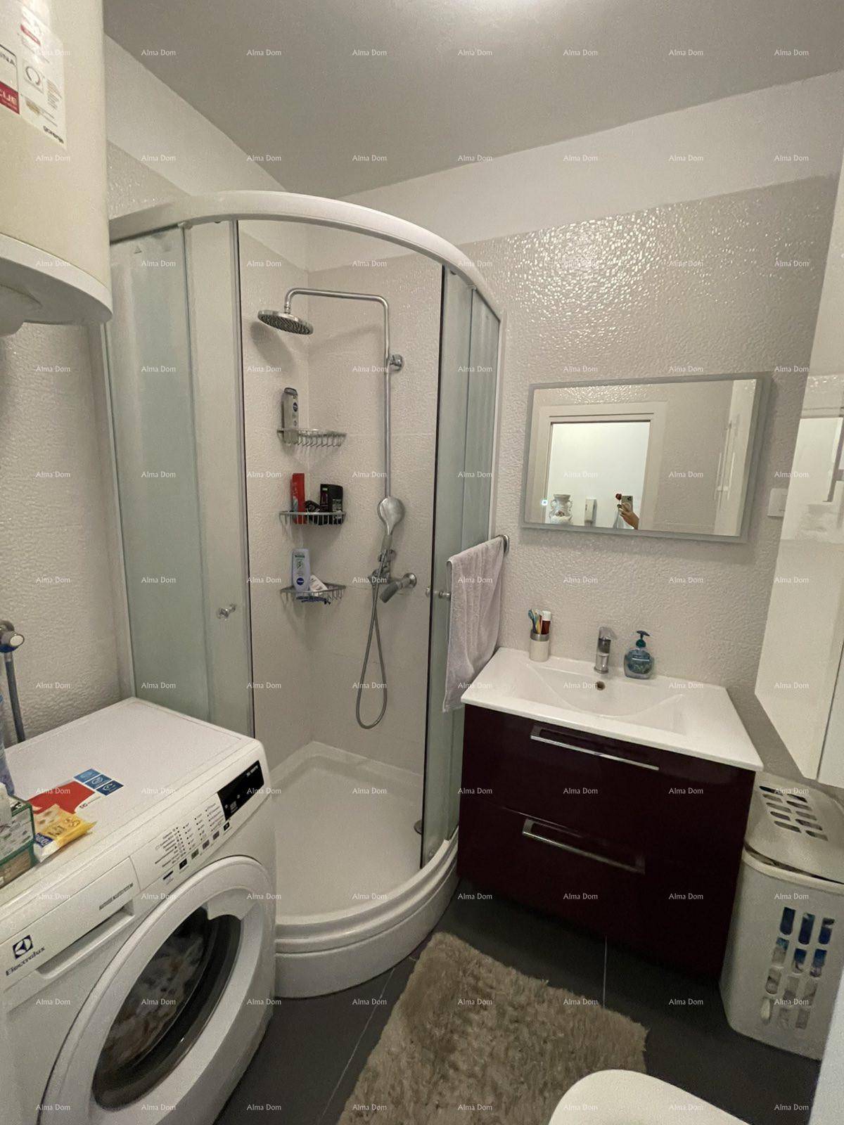 Modernes Badezimmer mit Duschkabine, Waschmaschine und Waschbecken mit Unterschrank.