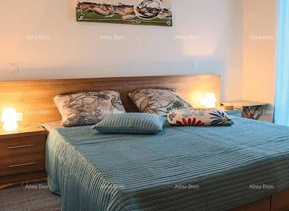Gemütliches Schlafzimmer mit großem Doppelbett, Nachttischen und sanfter Beleuchtung für eine entspannte Atmosphäre.