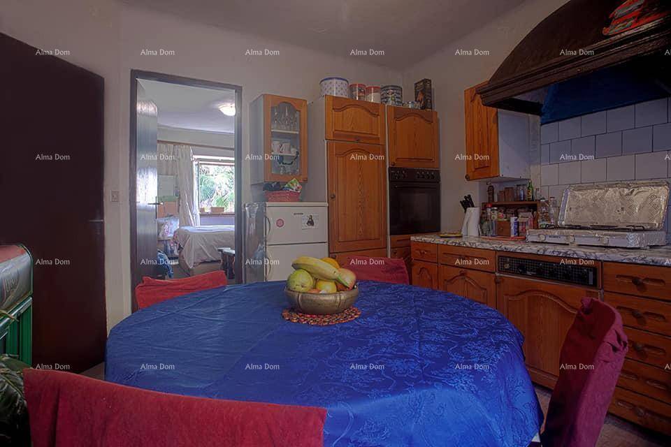 Rustikale Küche mit Holzeinbauten und einem Esstisch, der zum angrenzenden Schlafzimmer führt.