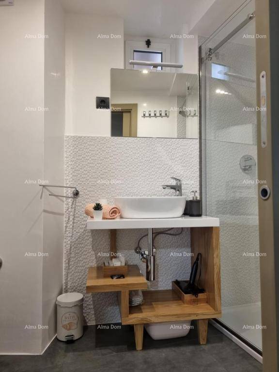 Helles Badezimmer mit begehbarer Dusche und modernem Waschbecken, ausgestattet mit einem Spiegel und Ablageflächen.