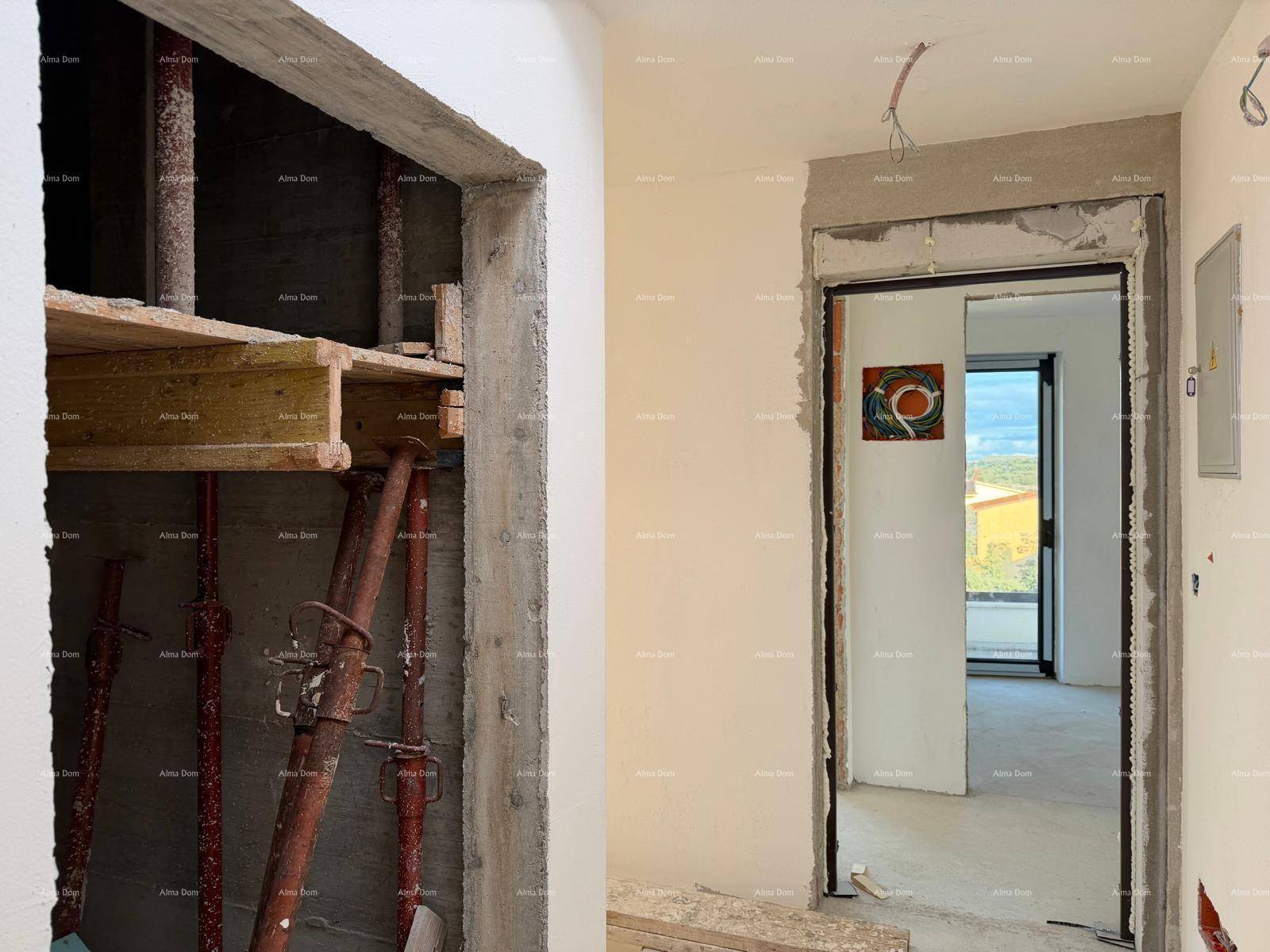 Türöffnung im Rohbau mit sichtbaren Baustützen in einem angrenzenden, unfertigen Bereich.