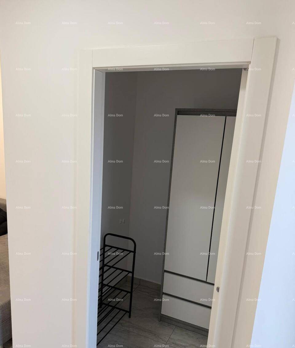 Kleiner Abstellraum mit Schuhregal und weißem Schrank, ideal für zusätzlichen Stauraum.