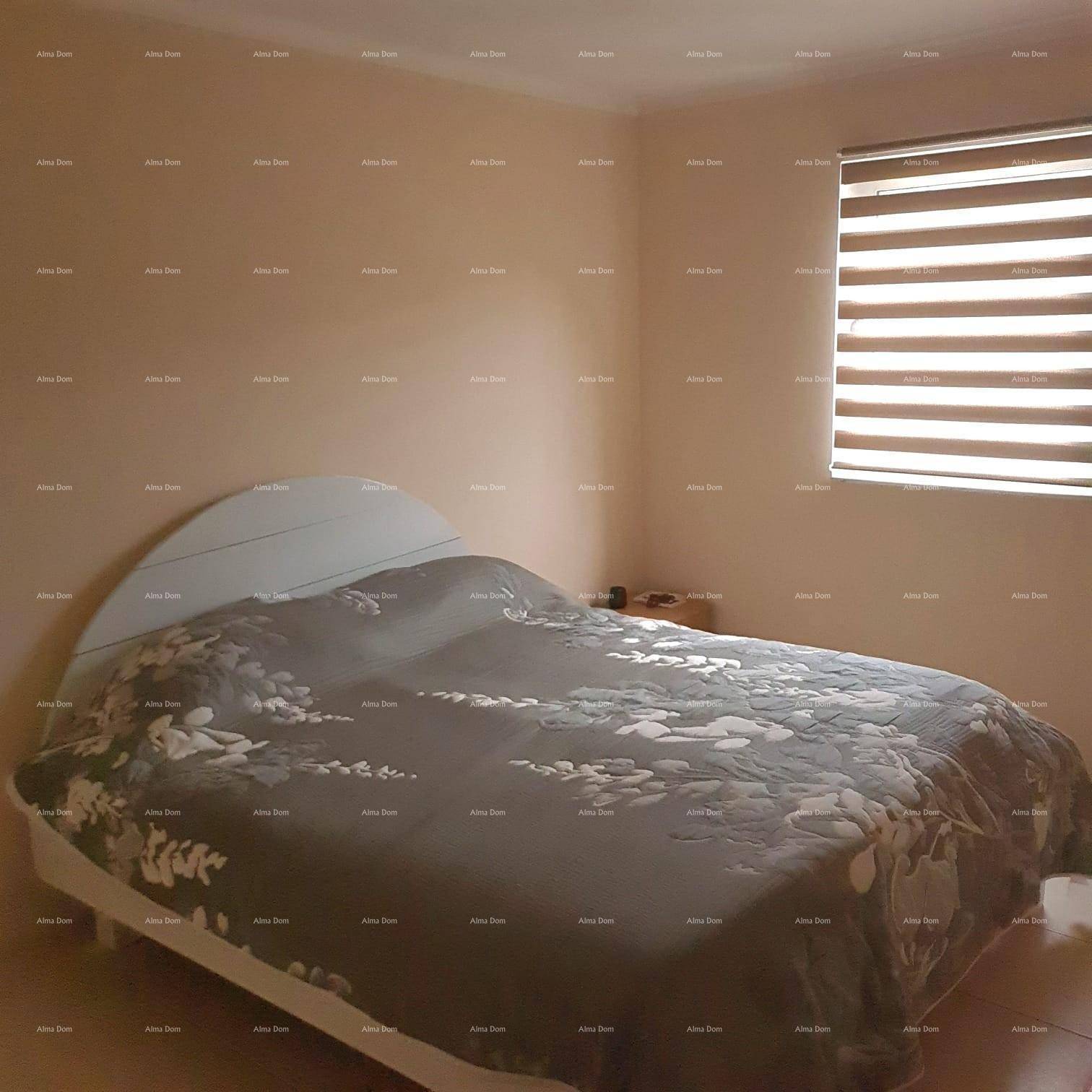 Schlafzimmer mit Doppelbett, beigen Wänden und Fliesenboden, bietet eine ruhige Atmosphäre.