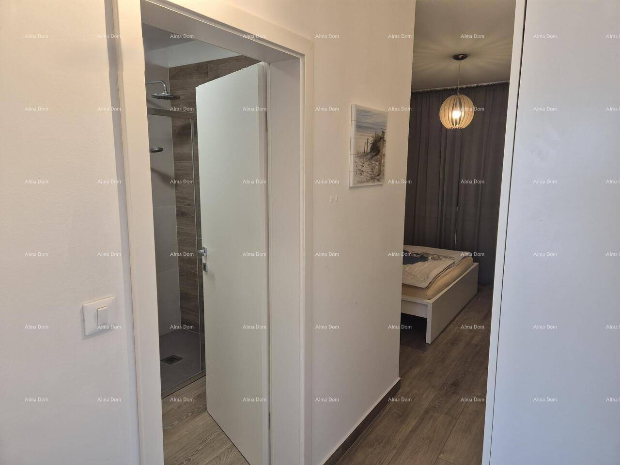 Schlafzimmer mit Blick auf das angrenzende moderne Badezimmer mit Dusche.
