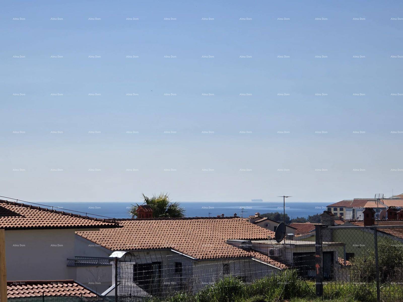 Weitläufiger Meerblick über die Dächer der umliegenden Häuser unter blauem Himmel.