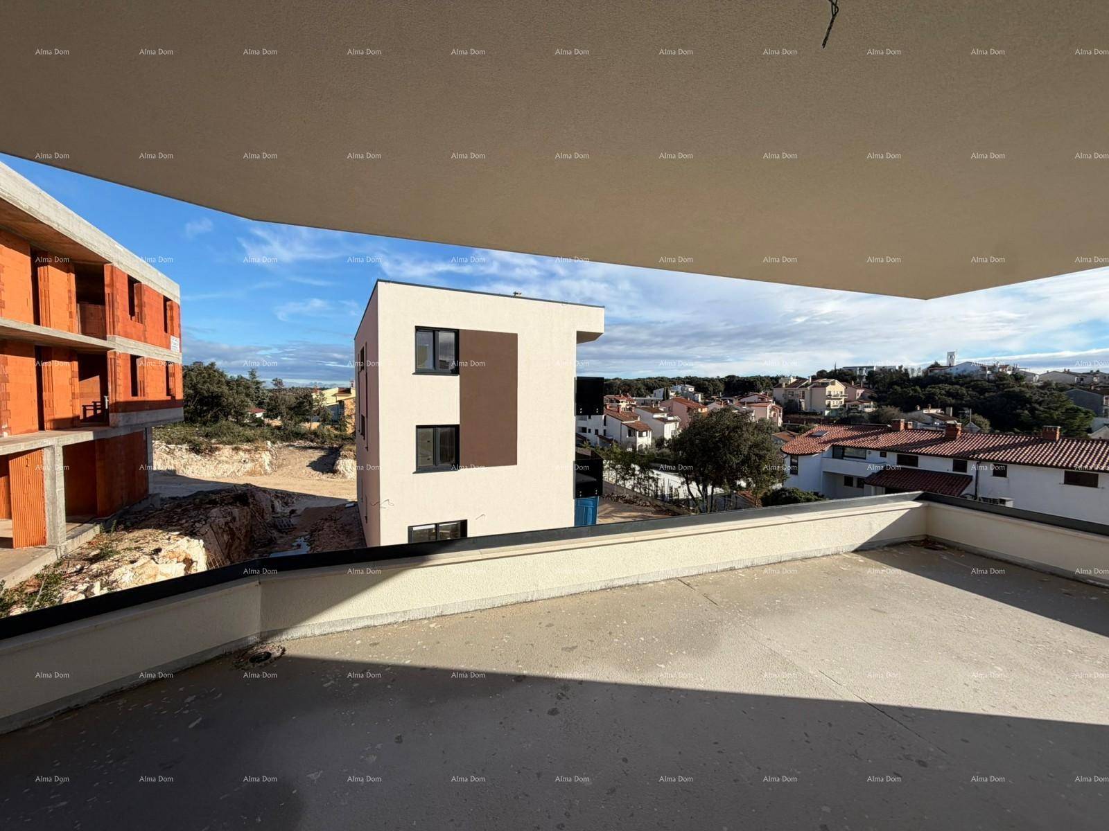 Unfertiger Balkon mit weitem Blick auf die umliegende Wohngegend und das Meer.