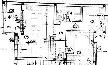 Detaillierter Grundriss einer Wohnung mit Raumaufteilung und Bemaßungen.