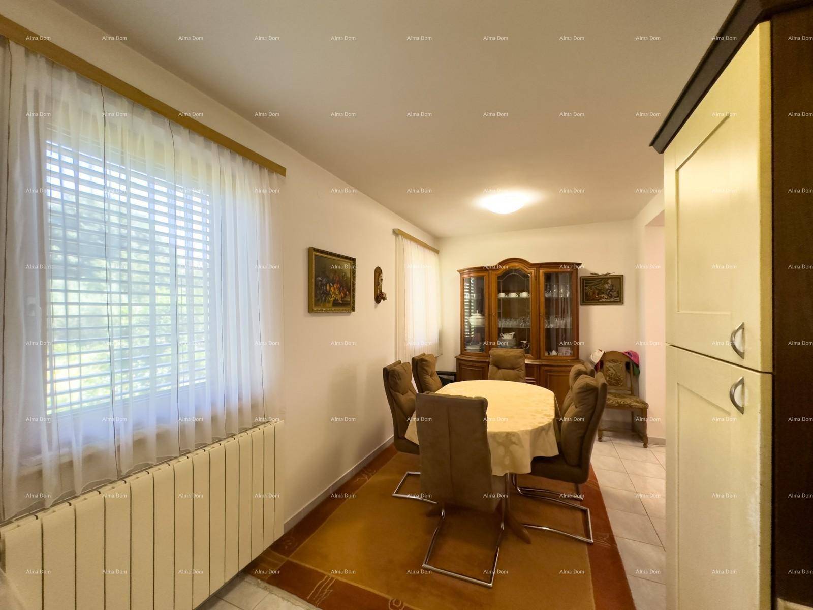 Gemütlicher Essbereich mit großem Tisch, Stühlen und einem Fenster.
