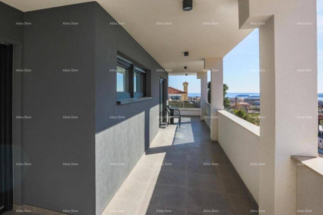 Langer, überdachter Balkon mit modernen Fliesen und weitem Blick auf das Meer und die Umgebung.