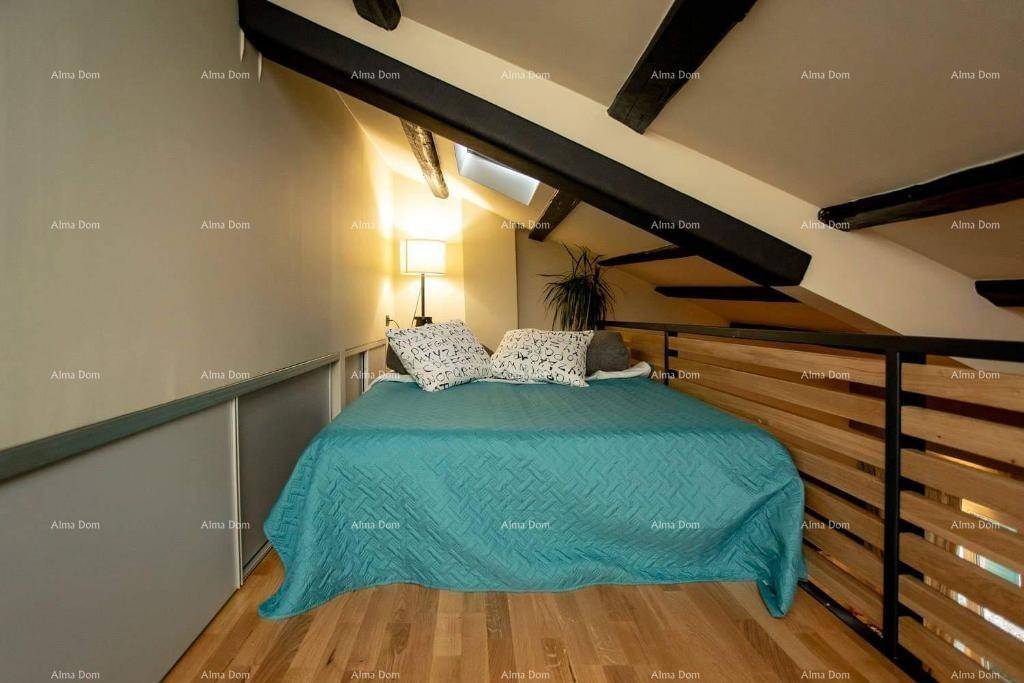 Helles Schlafzimmer auf der Galerie mit Doppelbett, sichtbaren Holzbalken und Dachfenster, das viel Licht spendet.