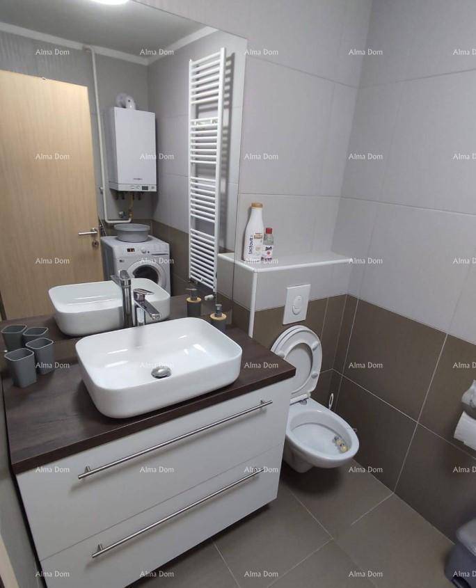 Modernes Badezimmer mit Waschtisch, WC, Waschmaschine und Handtuchheizkörper.