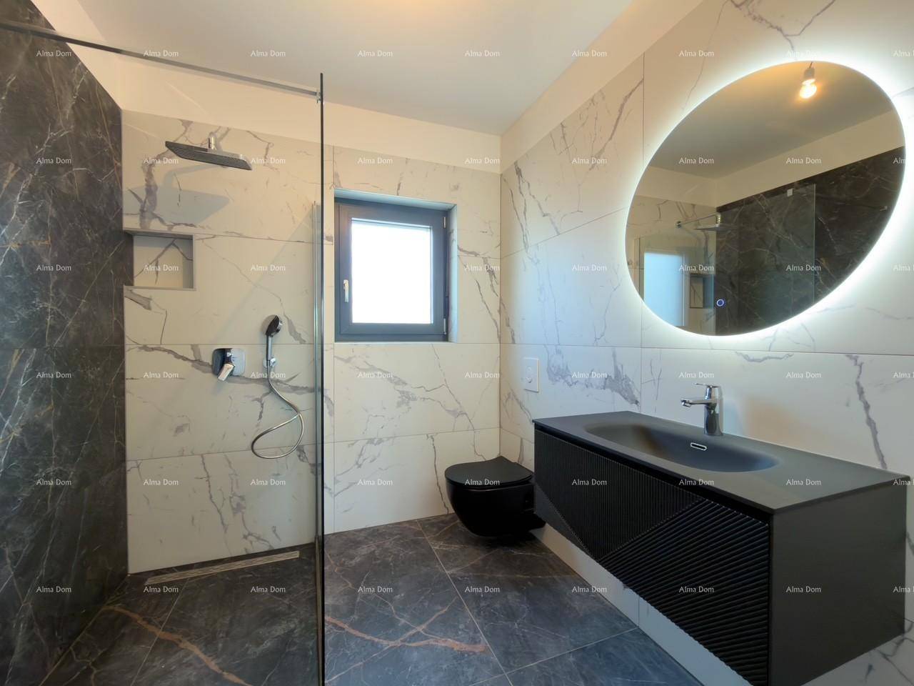 Luxuriöses Badezimmer mit Marmorfliesen, schwarzem WC und beleuchtetem Spiegel.
