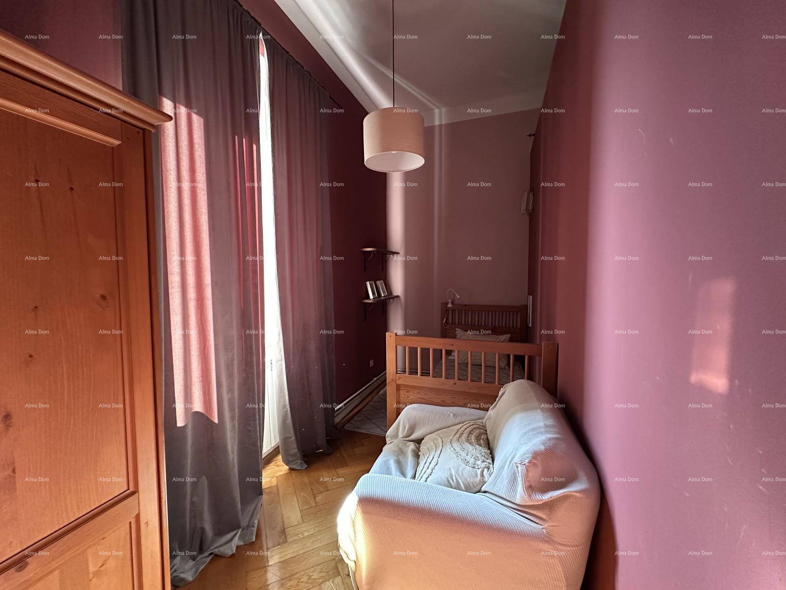 Helles Schlafzimmer mit Holzbett, Sofa und Vorhängen, die viel Tageslicht hereinlassen.