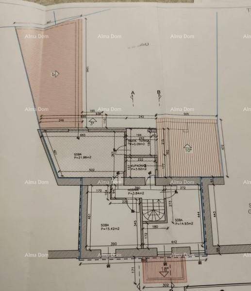 Grundriss des Obergeschosses mit Schlafzimmern, Bad und Zugang zu Terrassen.