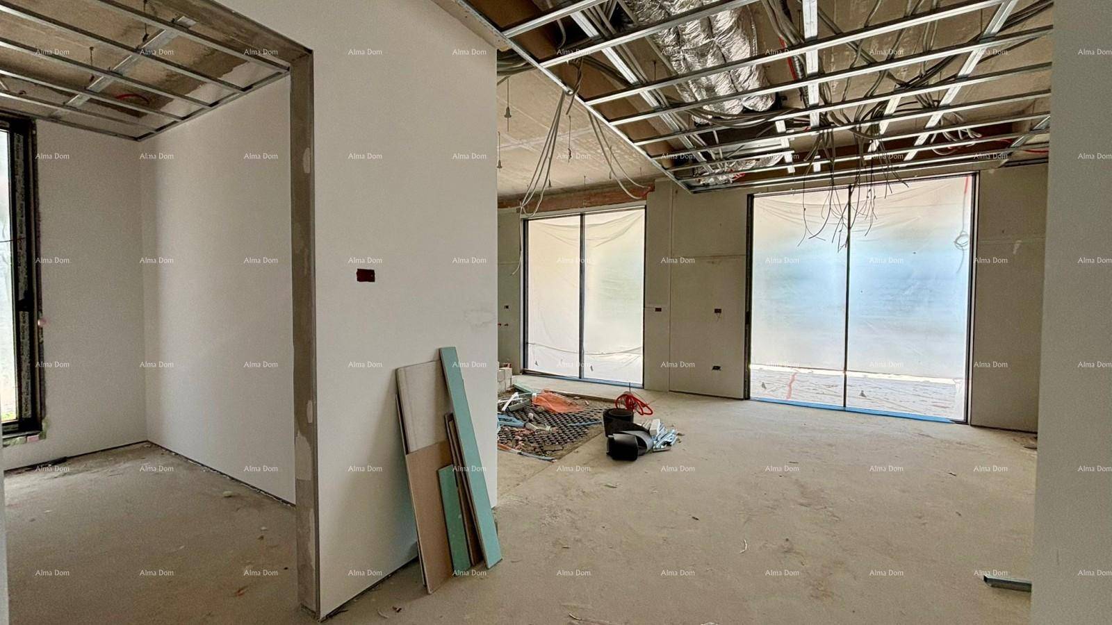 Raum im Rohbau mit großen Fenstern und vorbereiteten Wänden für den Innenausbau.