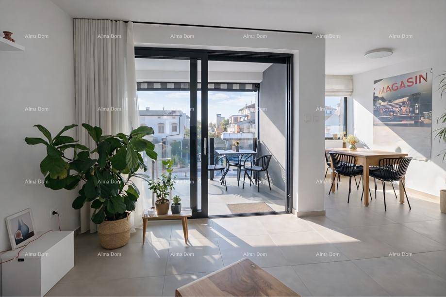 Heller Wohn- und Essbereich mit großen Schiebetüren, die zu einem möblierten Balkon führen und viel Licht bieten.