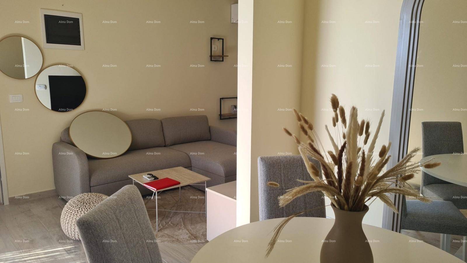 Heller Wohn-Essbereich mit beigem Sofa, Esstisch und stilvollen Dekorationselementen.