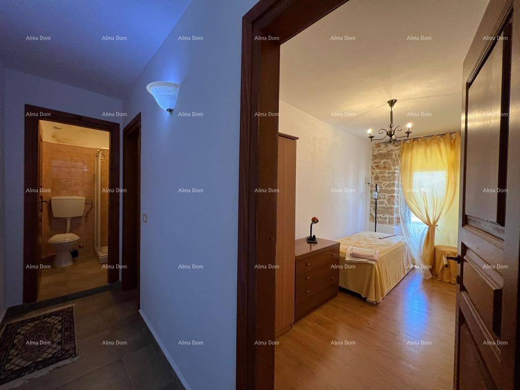 Flur mit Holzboden und Zugang zu Schlafzimmer und Badezimmer.