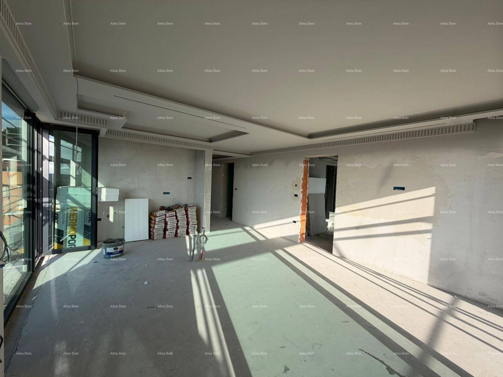 Großer Rohbau-Raum mit Baumaterialien und weiten Fensterflächen, die den Raum erhellen.