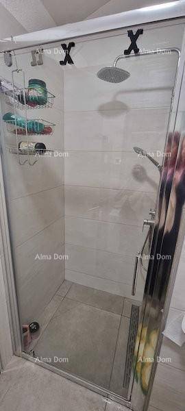 Moderne Duschkabine mit Regenduschkopf und hellen Wandfliesen.