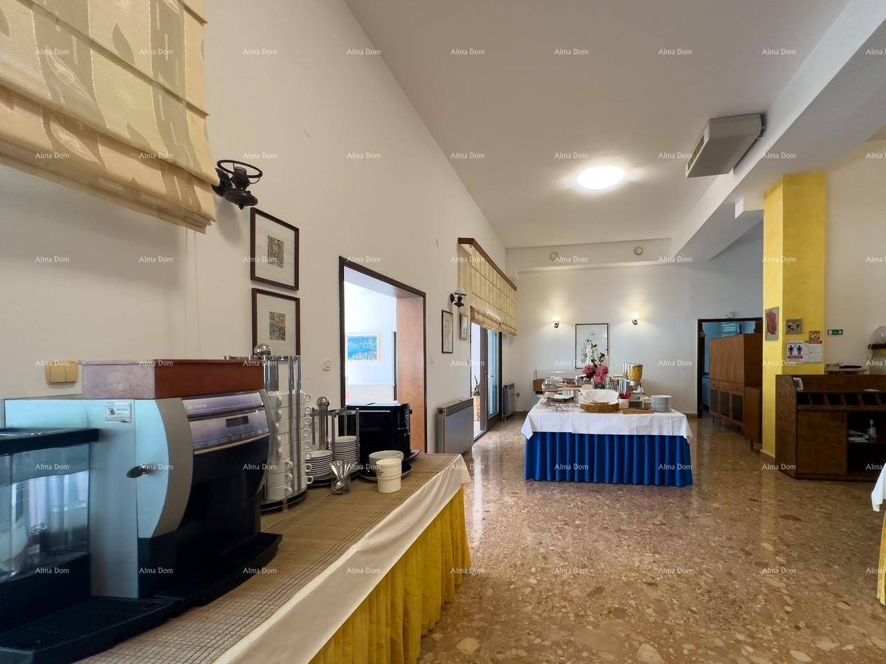 Buffetbereich mit Kaffeemaschine und Speisen, in einem hellen Speisesaal mit Blick nach draußen.