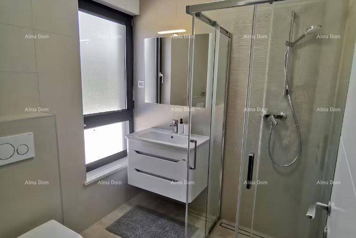 Modernes Badezimmer mit Duschkabine, Waschtisch und Fenster für Tageslicht.