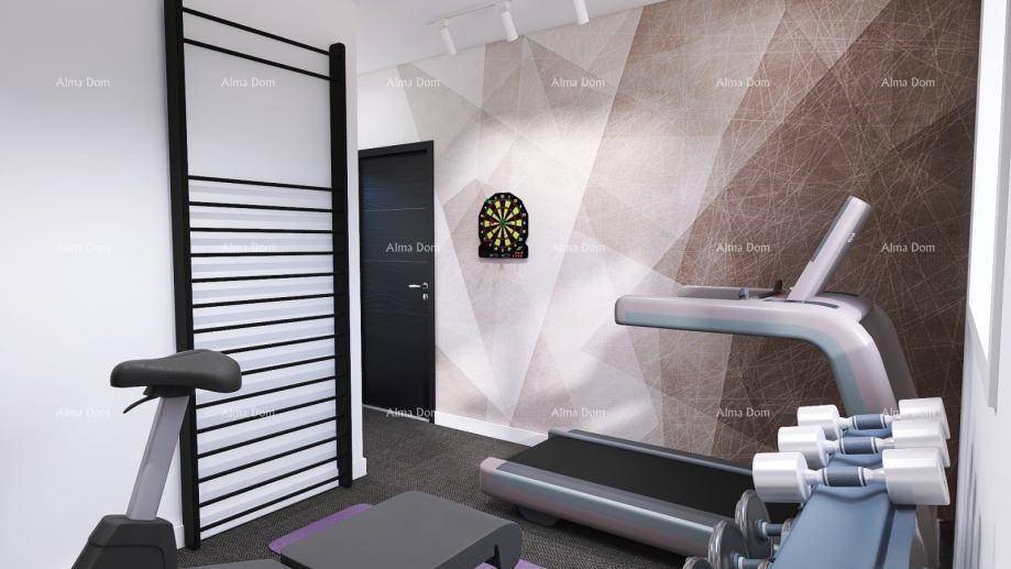 Kleiner Fitnessraum mit Laufband, Hanteln und Sprossenwand für das Training.