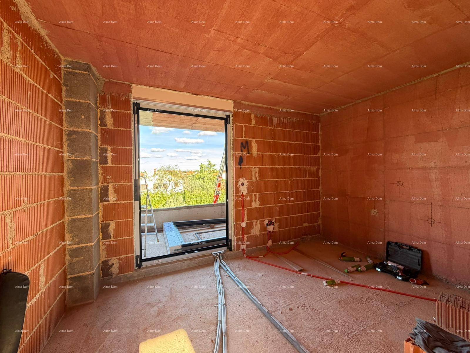 Schlafzimmer im Rohbau mit Fensteröffnung und vorbereiteten Elektroinstallationen.