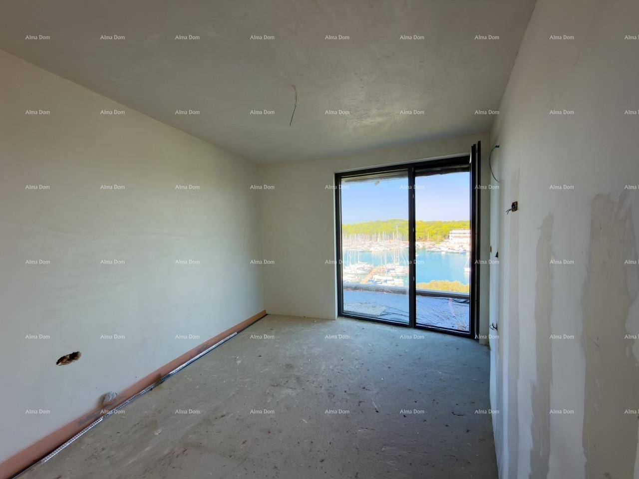 Unfertiger Raum mit großem Fenster, das einen weiten Blick auf den Yachthafen und das Meer bietet.