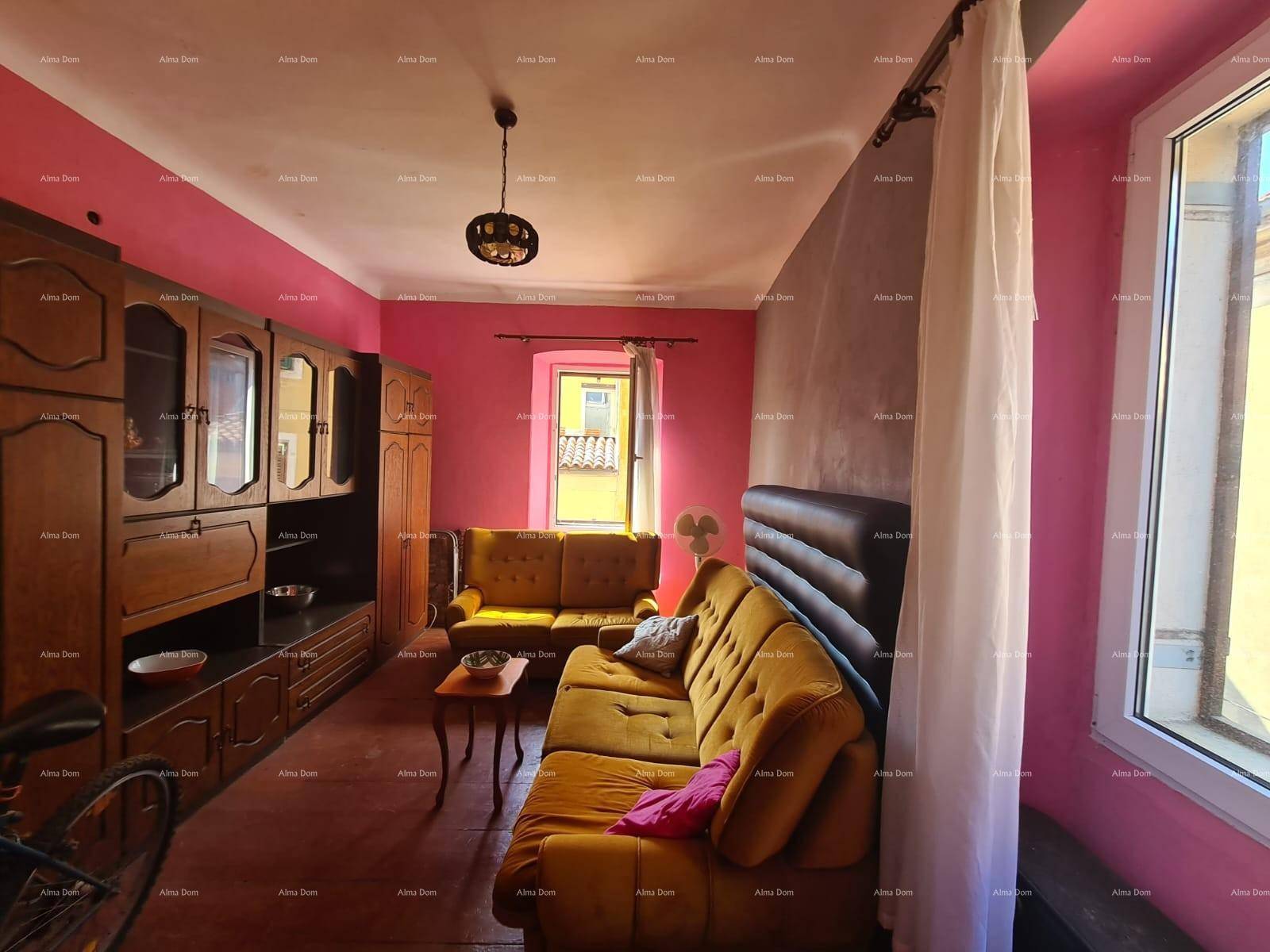 Wohnzimmer mit auffälligen pinkfarbenen Wänden, dunklen Holzmöbeln und gelben Sofas.