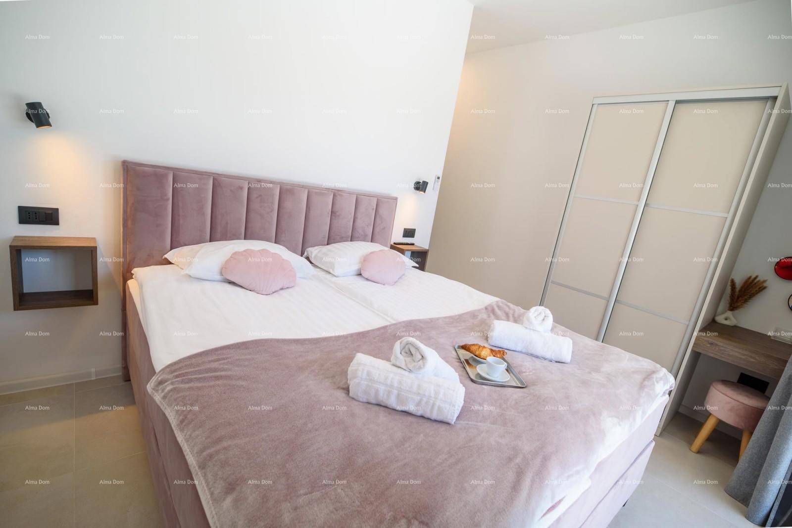 Helles Schlafzimmer mit bequemem Doppelbett, Einbauschrank und kleiner Schminkkonsole.