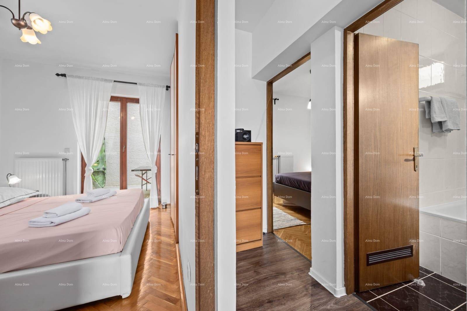 Schlafzimmer mit Holzboden und Zugang zu einem Außenbereich, hell und einladend.