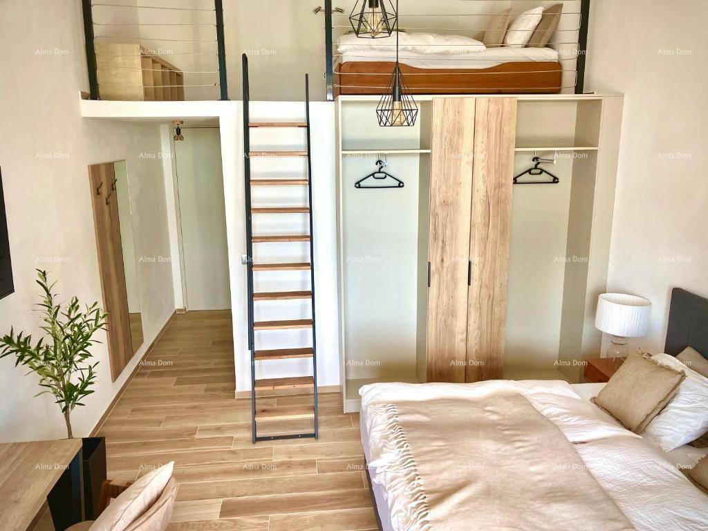 Schlafzimmer mit Hochbett, Leiter und integriertem Schrank, modern und funktional.