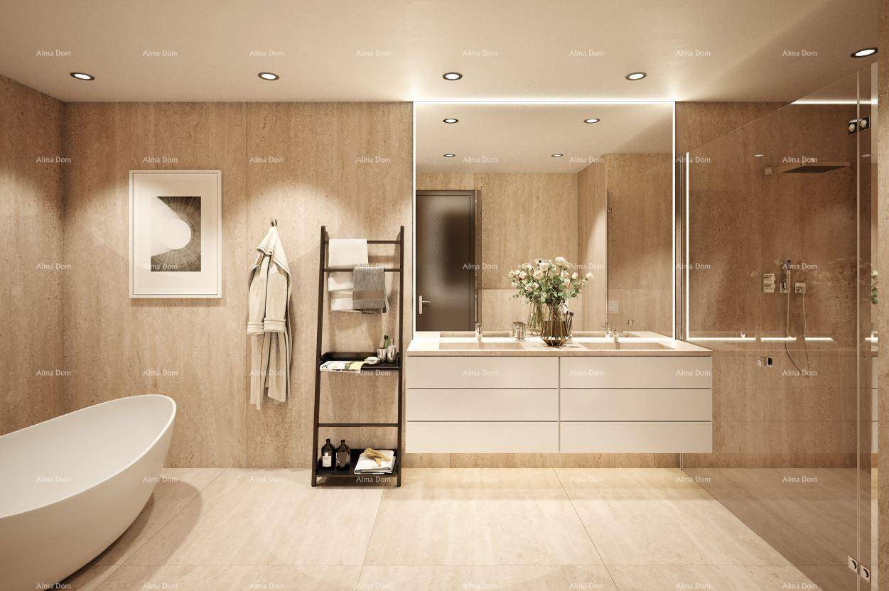 Geräumiges modernes Badezimmer mit freistehender Badewanne, Doppelwaschbecken und großen Fliesen.