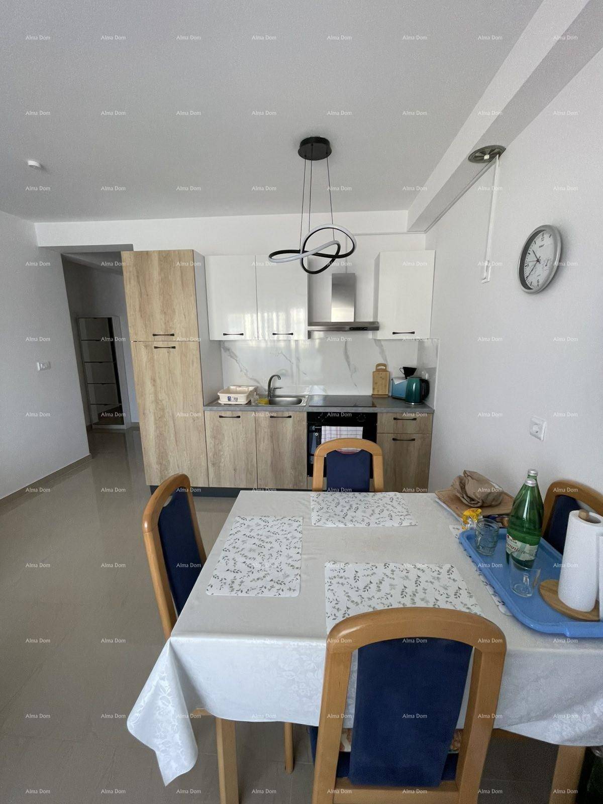 Moderne Küche mit hellen Holz- und weißen Fronten, integriertem Essbereich.