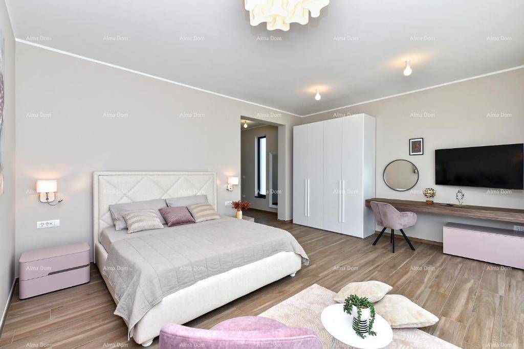 Modernes Schlafzimmer mit Doppelbett, weißem Kleiderschrank und Schminktisch.