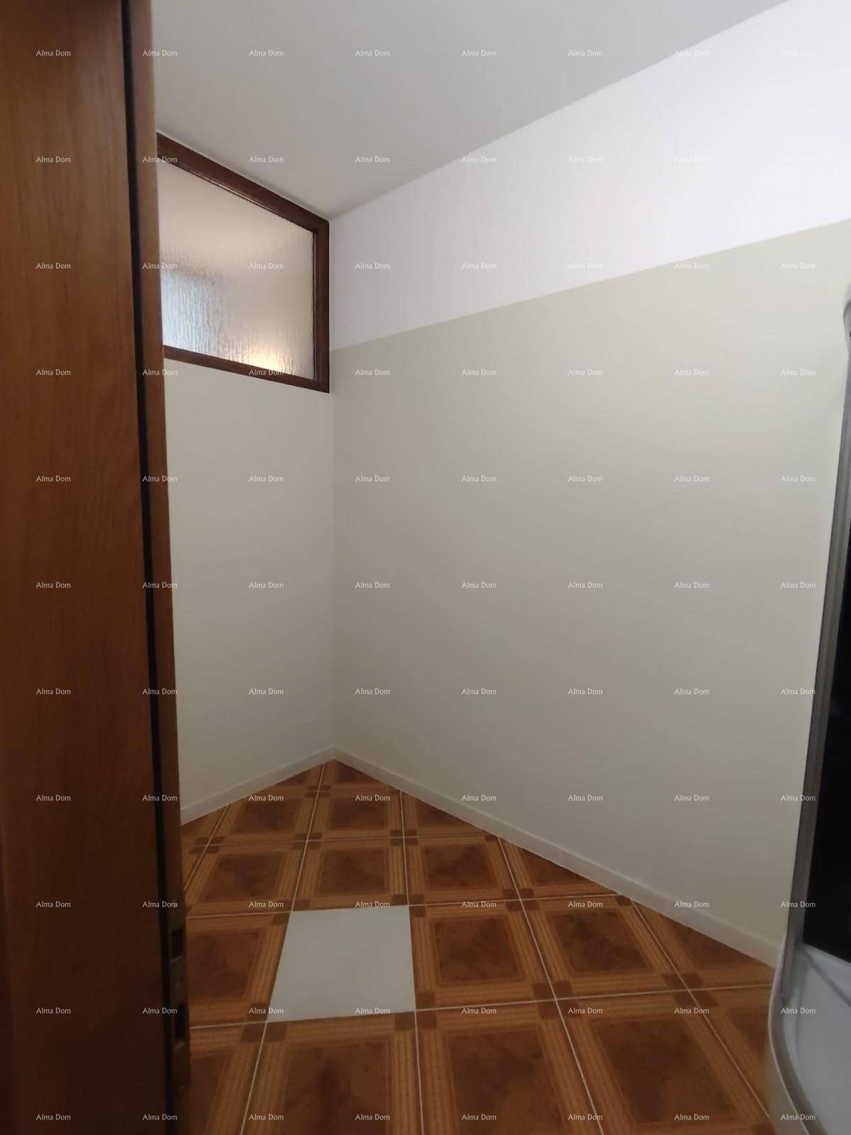 Kleines Badezimmer mit gemustertem Fliesenboden und Duschkabine, funktional und hell.