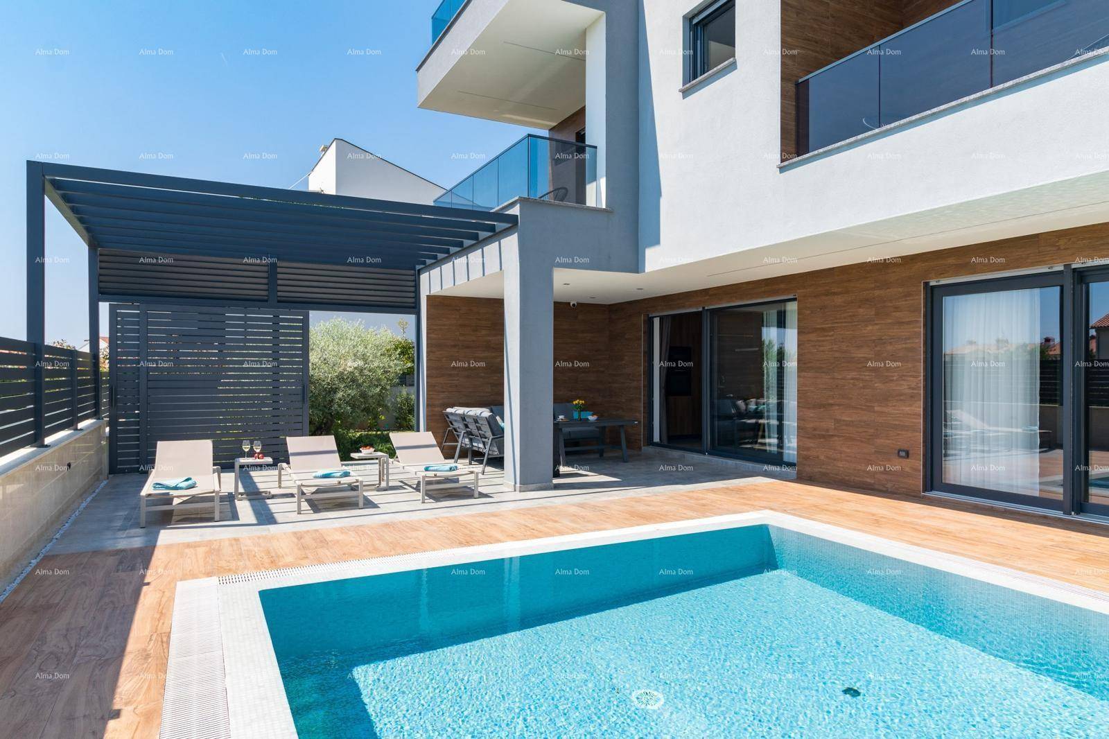 Moderne Villa mit großem Poolbereich, Sonnenliegen und überdachter Terrasse für entspannte Stunden im Freien.