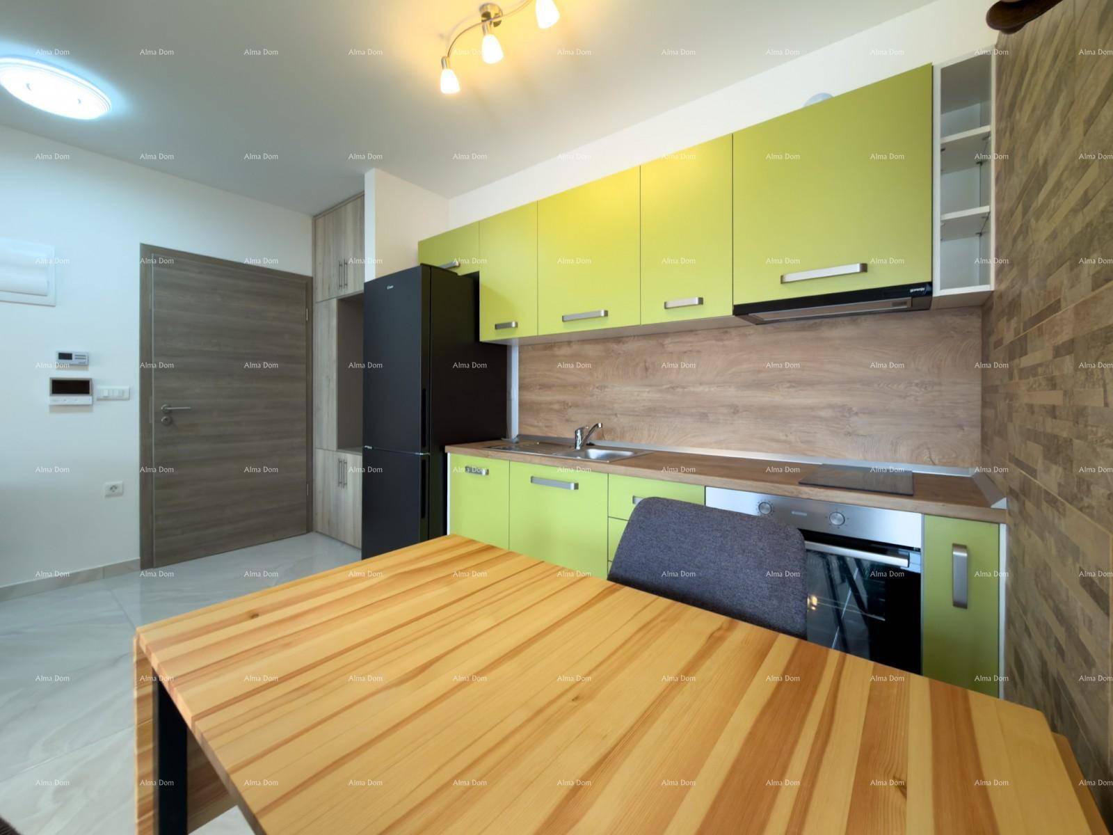 Moderne Einbauküche in frischem Grün mit Holzdetails und Essbereich.