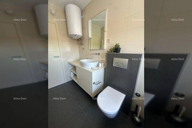 Modernes Badezimmer mit hängendem WC, Waschbecken und Boiler an der Wand.